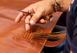 Cómo limpiar y nutrir tus productos de cuero para que duren toda la vida (Paso a Paso)